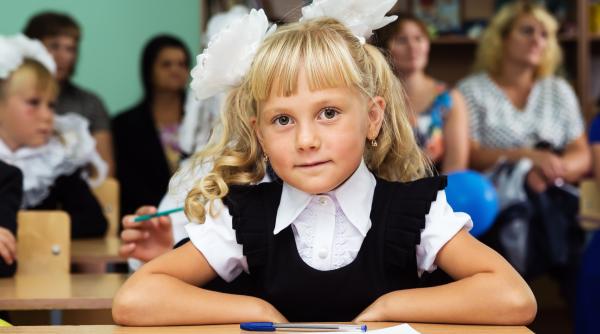 Poezie înduioșătoare despre emoțiile unui copil aflat în pragul unei noi etape: „Prima zi de școală!” „Bag păpușa la sertar/ Și deschid ca pe-o comoară/ Primul meu abecedar”