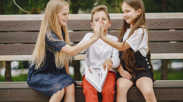 Învață-ți copilul să recunoască un prieten fals: O lecție completă