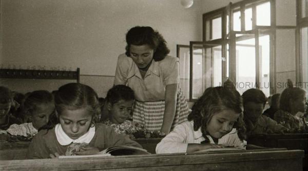 Prima zi de şcoală în comunism. Elevii aveau uniforme, iar ordinea era sfântă
