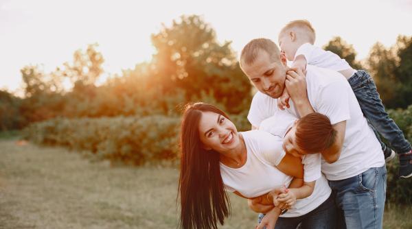 Lucruri pe care un terapeut specializat în traume ale copilăriei îi roagă pe părinți să NU le mai facă. „Parentingul este stresant și nimeni nu se așteaptă ca aceștia să o facă perfect”