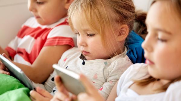 Un nou studiu arată efectele pe termen mediu ale ecranelor asupra caracterului copiilor