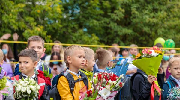 Florile pentru profesoare – un gest depășit sau o tradiție de neînlocuit? Unele cadre didactice preferă alte „atenții” la început de an școlar