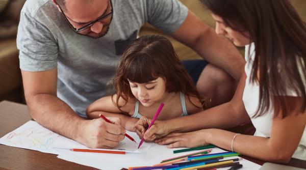 A ajuta copiii înseamnă a le „răpi stima de sine”. Un studiu Harvard, realizat pe parcursul a peste 70 de ani, dovedește: Dacă îi protejați prea mult, le afectați dezvoltarea