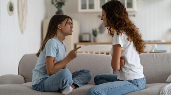 Motive din cauza cărora adolescentul tău se poate îndepărta de tine. Cum poți ști dacă au încercat alcool sau droguri