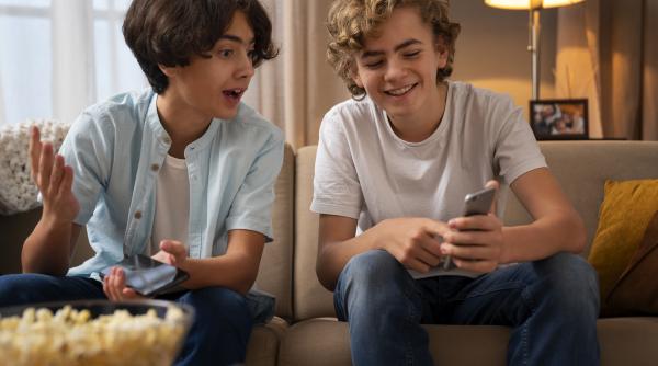 Adolescenții și relațiile parasociale: Modele de asamblat, nu de imitat orbește