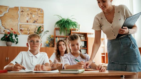 Când își ascultă copiii profesorul? „Rețeta autorității, în intervalul 5-9 ani”, explicată de Oana Moraru