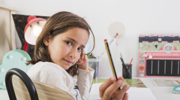 Acesta este intervalul orar în care un copil NU ar trebui să își facă temele: Cum să eviți suprasolicitarea și lipsa de concentrare