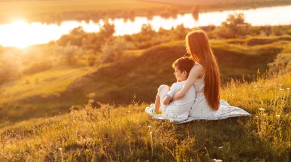 Cele mai bune moduri de a-i face pe copii să se simtă iubiți, potrivit mai multor experți