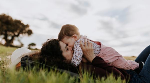 „Sintonizarea parentală”. Ce este și de ce este atât de esențială pentru o bună educație?