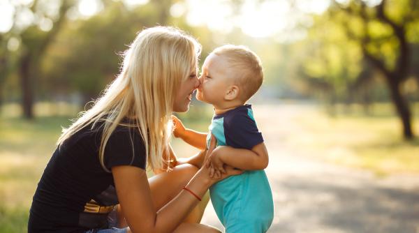 Dovedit științific: Afecțiunea unei mame îl face pe copil să trăiască mai mult!