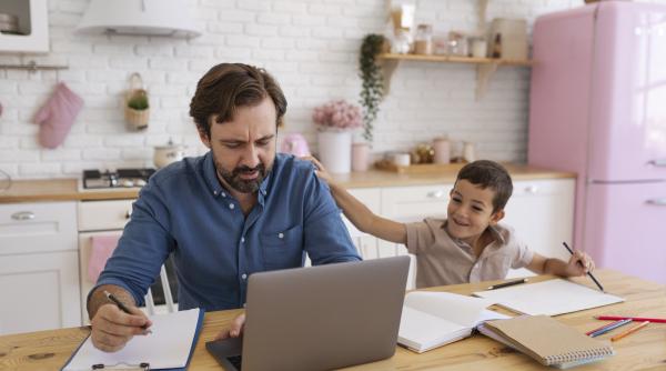  Jumătate dintre părinți recunosc că au un cont de economii „secret” despre care partenerul lor nu știe. De ce păstrează banii separat?