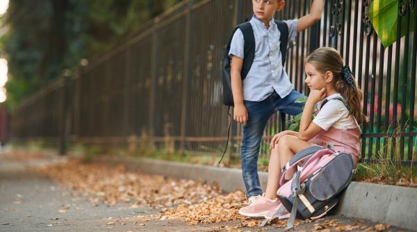 Ce să facă părinții pentru a ajuta creierul copilului să se obișnuiască progresiv în noul an școlar. Avertismentul unui psiholog: „NU minimalizați temerile elevului!”