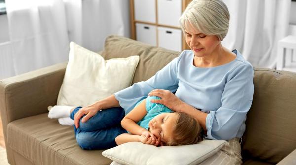 Confesiunea unei bunici copleșite: „Fiica mea crede că sunt dădacă sau mama copilului ei. Spune că este treaba mea să fac ASTA”