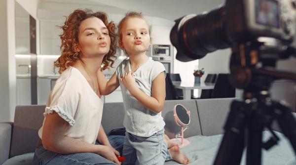 „Fac din viața copiilor lor o afacere, un reality-show”. O expertă critică dur părinții din această generație: „Sunt micuți care muncesc fără să-și fi dat acordul!”