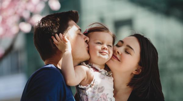 Părinții care ar putea beneficia de bonă plătită de stat sau de concediu simultan. Ce prevede proiectul de lege