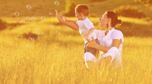 Expert Harvard și mamă: „Evită acest tip de laudă dacă vrei copii mai puternici și maturi!”