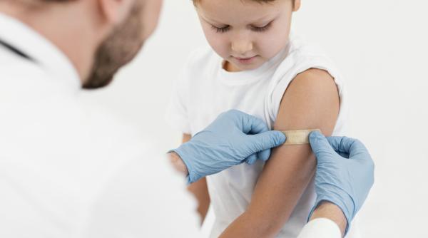 Vaccinul antigripal pentru copii: Tot ce trebuie să știi de la preț și beneficii, până la efecte secundare