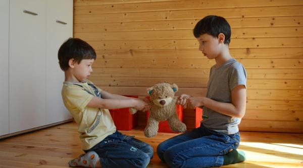 Cum îi putem învăța pe copii să stabilească limite sănătoase: Puterea cuvintelor cod în jocuri și interacțiuni. Sfaturi de la expert