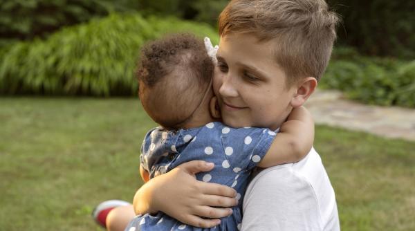 Reguli de aur pentru a cultiva o relație bună între frați