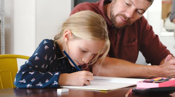 Cum contribuie părinții la apariția fenomenelor de burnout și boreout în rândul copiilor? Ana-Maria Zamfir: „Ori oferă foarte mult timp nedirijat, ori bagă frica în ei” / VIDEO