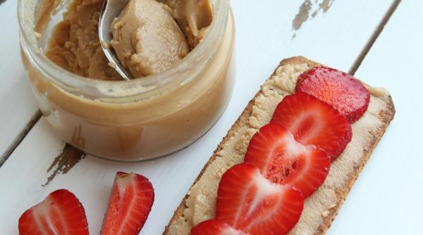 Cum să faci untul de arahide de casă perfect: De ce să-l cumperi când îl poți face în 10 minute