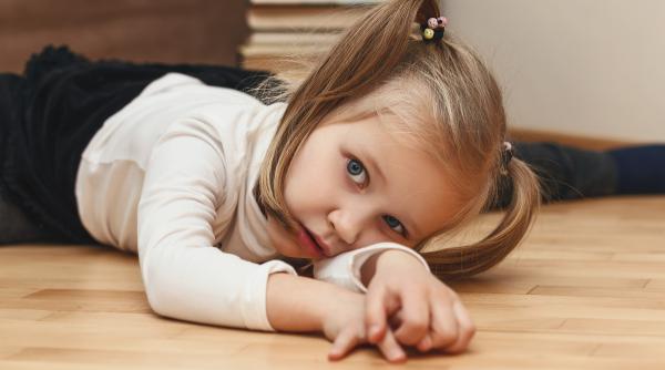 Ce este „subparentingul conștient”? Psiholog din SUA: „Cu mult timp înainte, părinții nu aveau timp să organizeze multiple activități pentru copiii lor!”