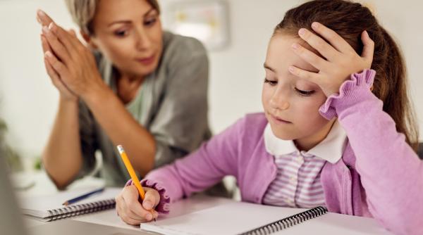 Greșeala pe care să NU o comiți atunci când faci temele cu al tău copil, conform profesorilor