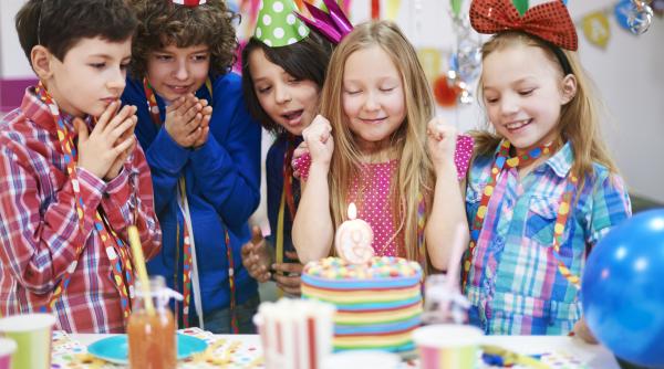 O mamă a izbucnit. Petreceri exagerate pentru copii: ”Ce-i înveți? Că pentru a te distra trebuie neapărat să cheltuiești mulți bani?”