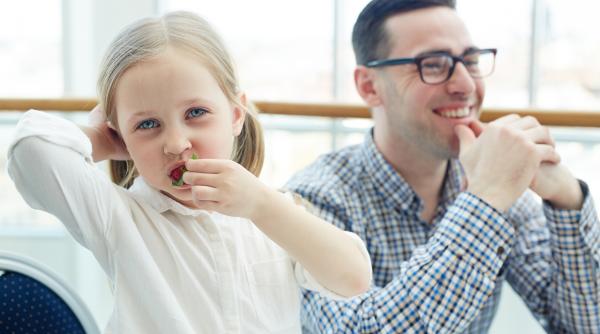 Subparentingul, un nou stil parental care promovează răbdarea, creativitatea și inițiativa în rândul copiilor