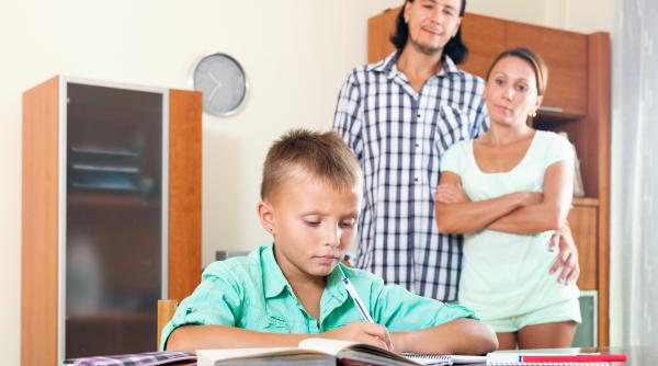 Profesorii se plâng de comportamentul copilului tău? Metode educaționale eficiente de aplicat acasă