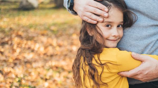 Simptomele unui copil supraprotejat.  Expert: „Părinții nu pot menține balonul de protecție pentru totdeauna! Când se va sparge, micuțul va fi vulnerabil și nefericit!”