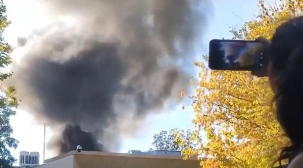 200 de elevi, profesori şi părinţi au trecut printr-o speriatură groznică în timp ce urmăreau o piesă de teatru: Un incendiu a cuprins acoperişul cinematografului Gloria din Bucureşti