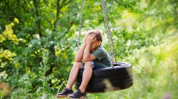 Agorafobia la copii și adolescenți: Cum începe, care sunt semnele și cum să reacționeze părinții?