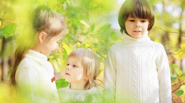 Copiii părinților permisivi vs. copiii părinților autoritari. Aceste două „școli” opuse dezvoltă, pe termen lung, o serie de trăsături în micuți