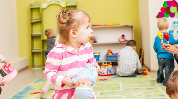 Momentul ideal pentru a duce copilul la grădiniță. La vârsta de doi ani e prea devreme? E deja târziu? Vezi ce spun specialiștii!