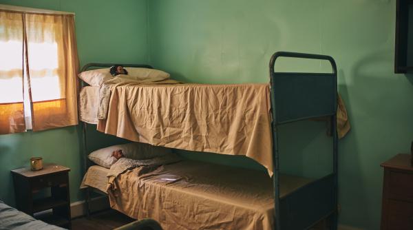 A început noul an universitar! Câți bani au investit părinții pentru utilarea camerelor de cămin la stat: „În jur de 2000 de lei, începând de la frigider, saltea, covor, perdea”