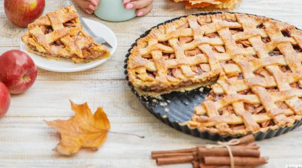 Cea mai bună și simplă plăcintă cu mere: suculentă și crocantă