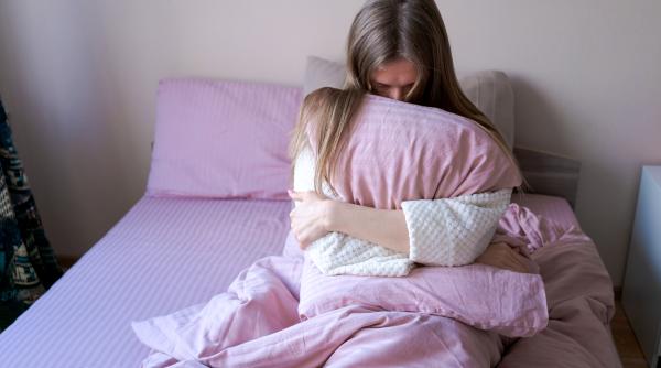 Cum să mă descurc cu prima menstruație a fiicei mele: Un GHID COMPLET pentru mame