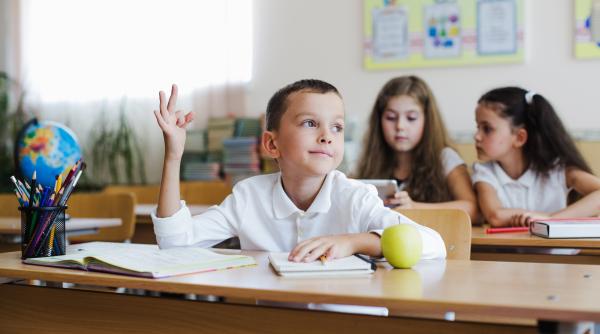 Limitarea accesului la toaletă în timpul orelor: Ce spun psihologii despre impunerea acestei reguli de către profesori