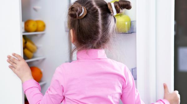 7 dintre cele mai toxice produse din frigiderul tău care nu trebuie consumate niciodată după data de expirare