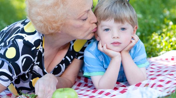 „De ce mama a fost strictă cu mine și acum este o bunică permisivă?”: Izbucnirea unei mame