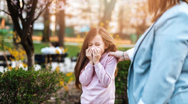 Pericolul din spatele „Dacă nu vii acum, te las aici!” și „Dacă nu faci asta, plec fără tine!” Violeta Mihalașcu: „Cel mai grav! Atacă o nevoie de bază a copilului” / VIDEO