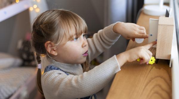 Turnul Montessorian: Un instrument pentru a crește copiii independenți și autonomi