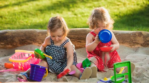 EXCLUSIV! Ce înseamnă cu adevărat joaca copiilor? Dr. Deborah MacNamara: "Libertate, siguranță și implicare". Definiția surprinzătoare a jocului