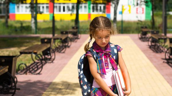 „Nu mai vreau la școală!” Oana Moraru, despre ce se ascunde în spatele refuzului copilului: „Elevul trece prin tot felul de ape într-o zi, iar mami și tati pun un bolovan în spatele lui” 