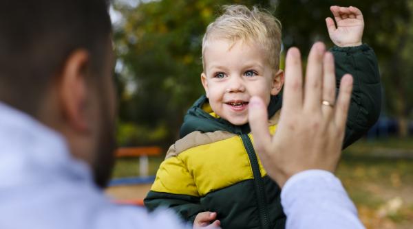 Ce să-i spui copilului tău în loc de „fată cuminte” și „băiat cuminte”. Lauda și creșterea stimei de sine sunt esențiale pentru bunăstarea celui mic!