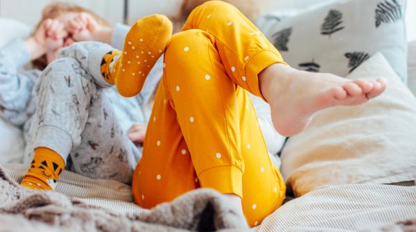 Un obicei simplu care îi ajută pe adulți sau pe copii să doarmă mai mult și mai profund: purtarea șosetelor!