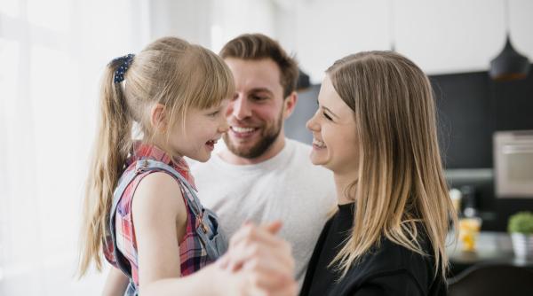 Mai mult de 86% dintre părinți se simt judecați pentru modul în care își cresc copiii