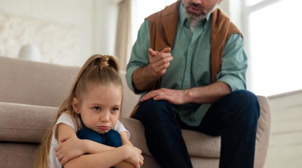 Comportamentele pe care copiii le vor dezvolta în cazul în care au părinți stricți. Când vor fi adulți, le vor adopta fără să-și dea seama