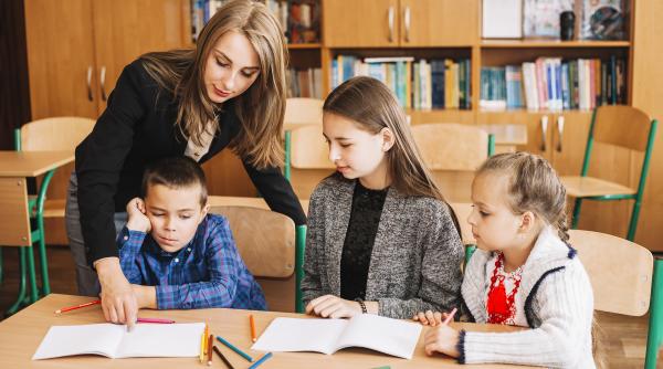 Menținerea acelorași profesori pentru o perioadă mai lungă de timp: Metoda finlandeză care le place elevilor și părinților